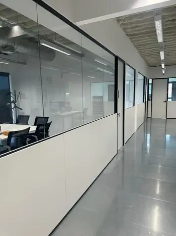 Mampara mixta, sin perfiles verticales vistos, con puerta en melamina Mampara de oficina mixta melamina y cristal laminar, sin perfiles verticales, con puerta a juego