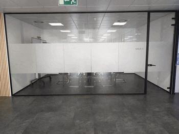Mampara de vidrio laminar con puerta a juego Mampara de oficina en cristal laminar de 5+5 mm. con puerta a juego altura de suelo a techo, lámina de vinilo opaco