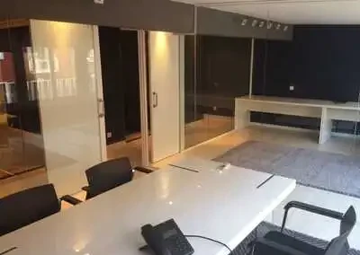 Mampara de oficina en cristal laminado 5+5 mm. y puerta a juego