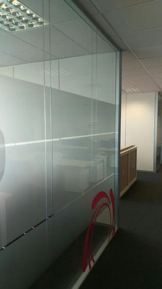 Mampara oficina en cristal laminar traslúcido con logo exclusivo Mampara oficina en cristal laminar traslúcido con logo exclusivo