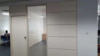 Mampara de Oficina doble con tableros horizontales Mampara de oficina doble en melamina a franjas horizontales, módulo cristal y puerta en melamina