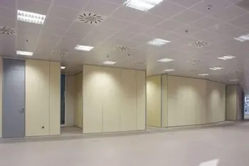 Mampara Oficina doble, con tableros de melamina y puerta gris Mampara Oficina doble, con tableros de melamina y puerta gris