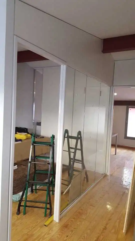 Mampara de oficina en cristal laminado de 5+5 mm. con cerco y puerta en blanco Mampara de oficina en cristal laminado de 5+5 mm. con cerco y puerta en blanco